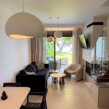 Theleria Luxury Living - Beachfront Semesterbostad